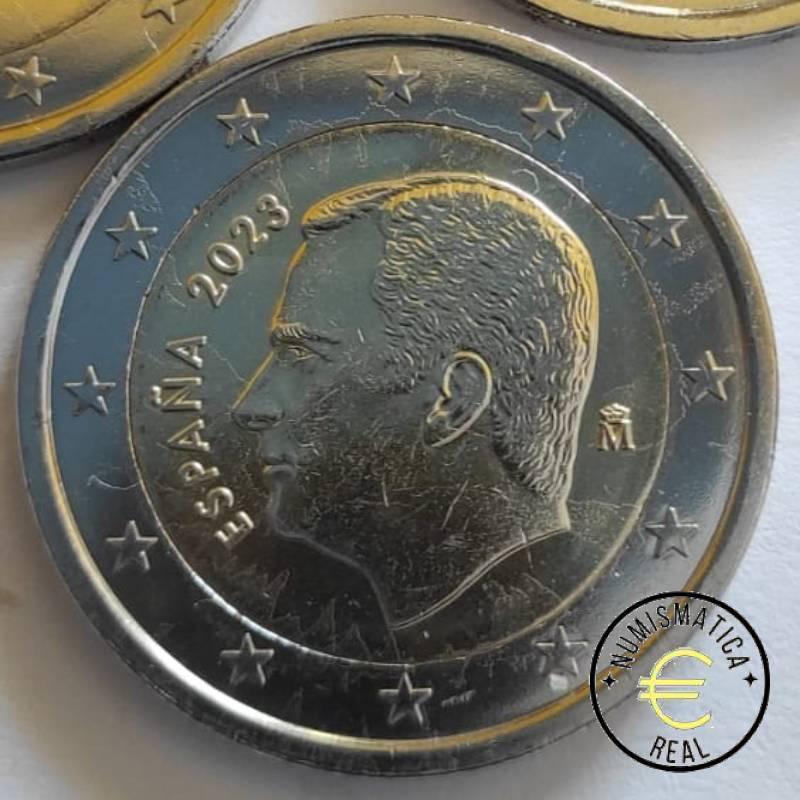 ESPAÑA 2023 2 EUROS COMUN UNC - FELIPE VI - CON ERROR - DE DESGASTE DE CUÑA - CON EXCESO DE MATERIAL LEVE S/C. - Imagen 2
