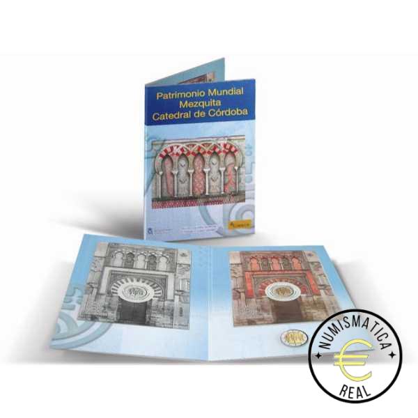 ESPAÑA 2010 2 EUROS CARPETA F.N.M.T + CORREOS - PATRIMONIO UNESCO "MEZQUITA DE CORDOBA" + SELLO - CARTERA OFICIAL.