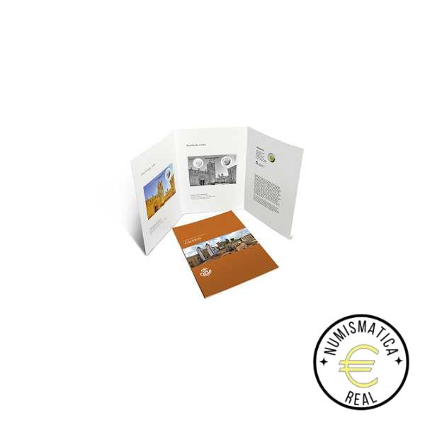 ESPAÑA 2023 2 EUROS CARPETA F.N.M.T + CORREOS - PATRIMONIO UNESCO "CIUDAD VIEJA DE CACERES" + SELLO - CARTERA OFICIAL.